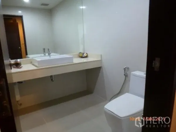 คอนโด ให้เช่าในPathum Wan, Bangkok - ห้องน้ำสมัยใหม่ เคาน์เตอร์กว้าง อ่างล้างหน้าทรงเหลี่ยม กระจกเต็มผนัง พร้อมโถสุขภัณฑ์และสายฉีด