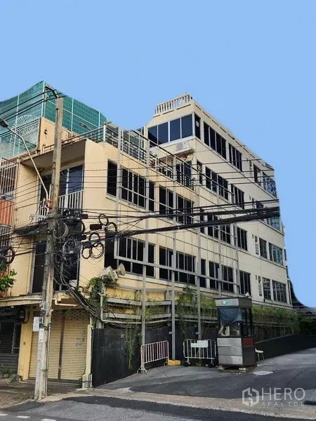 店屋 出租在Bang Rak, Bangkok - 多层商业楼外观，设有大量窗户与阳台