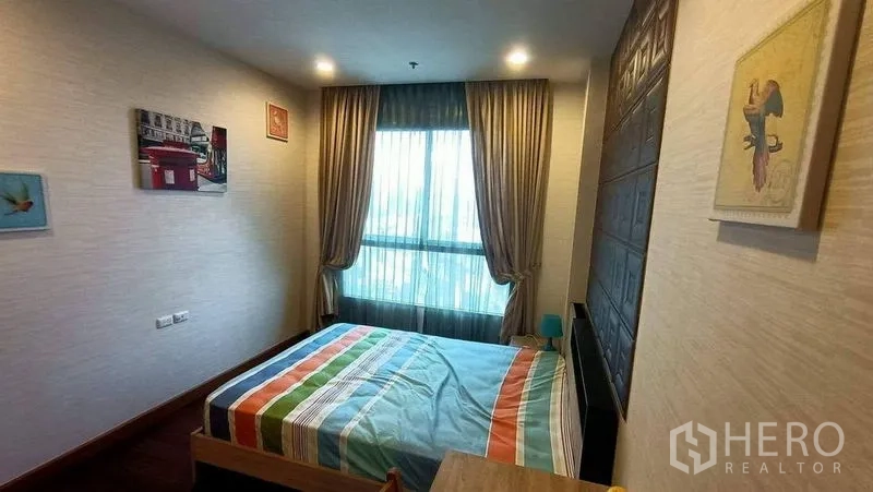 公寓 出售 - 温馨次卧，条纹床品，大窗与窗帘