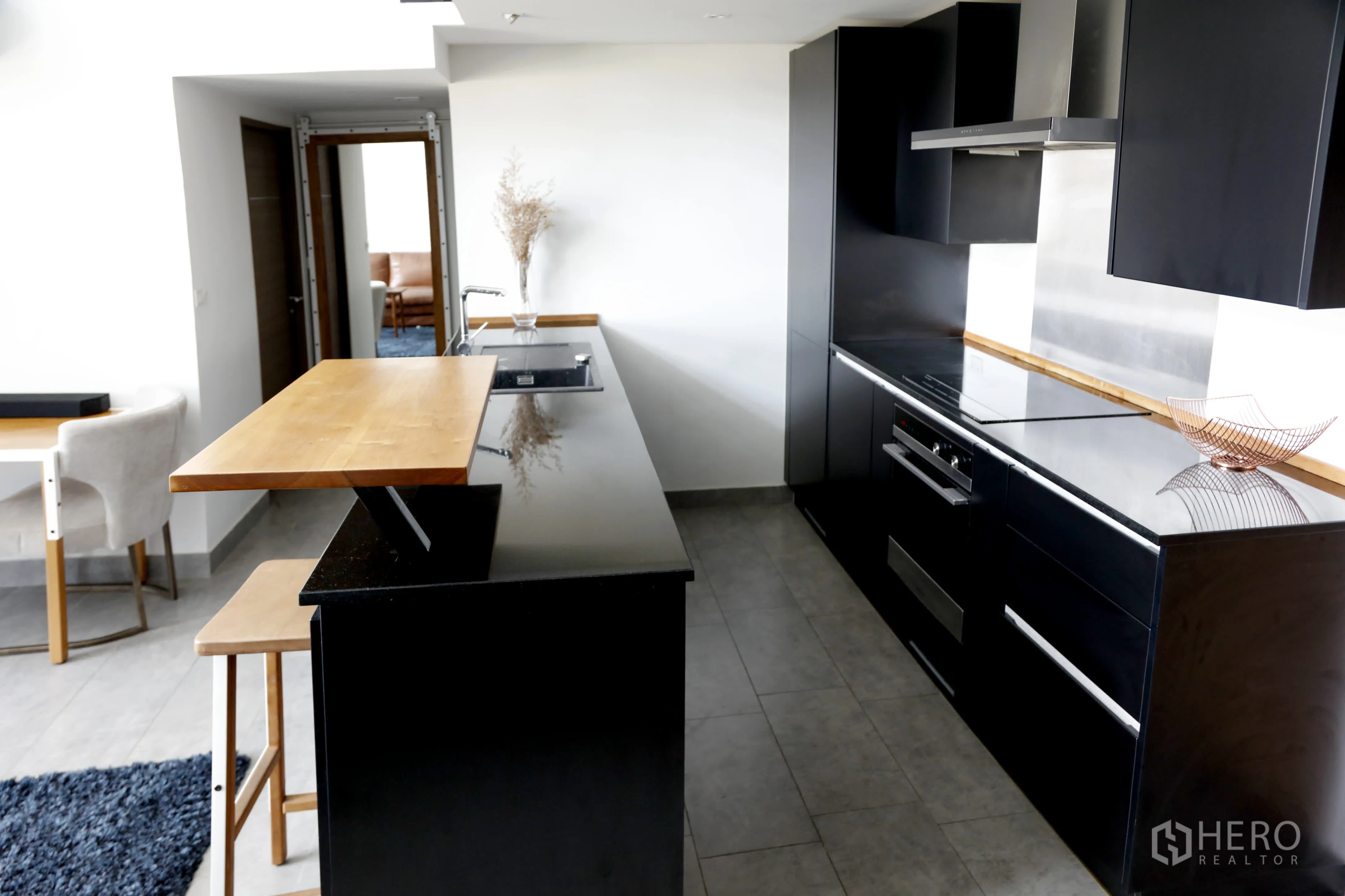 คอนโด for rent in Watthana, Bangkok - ครัวโมเดิร์นโทนดำ เคาน์เตอร์ยาว ไอส์แลนด์ และบาร์ท็อป