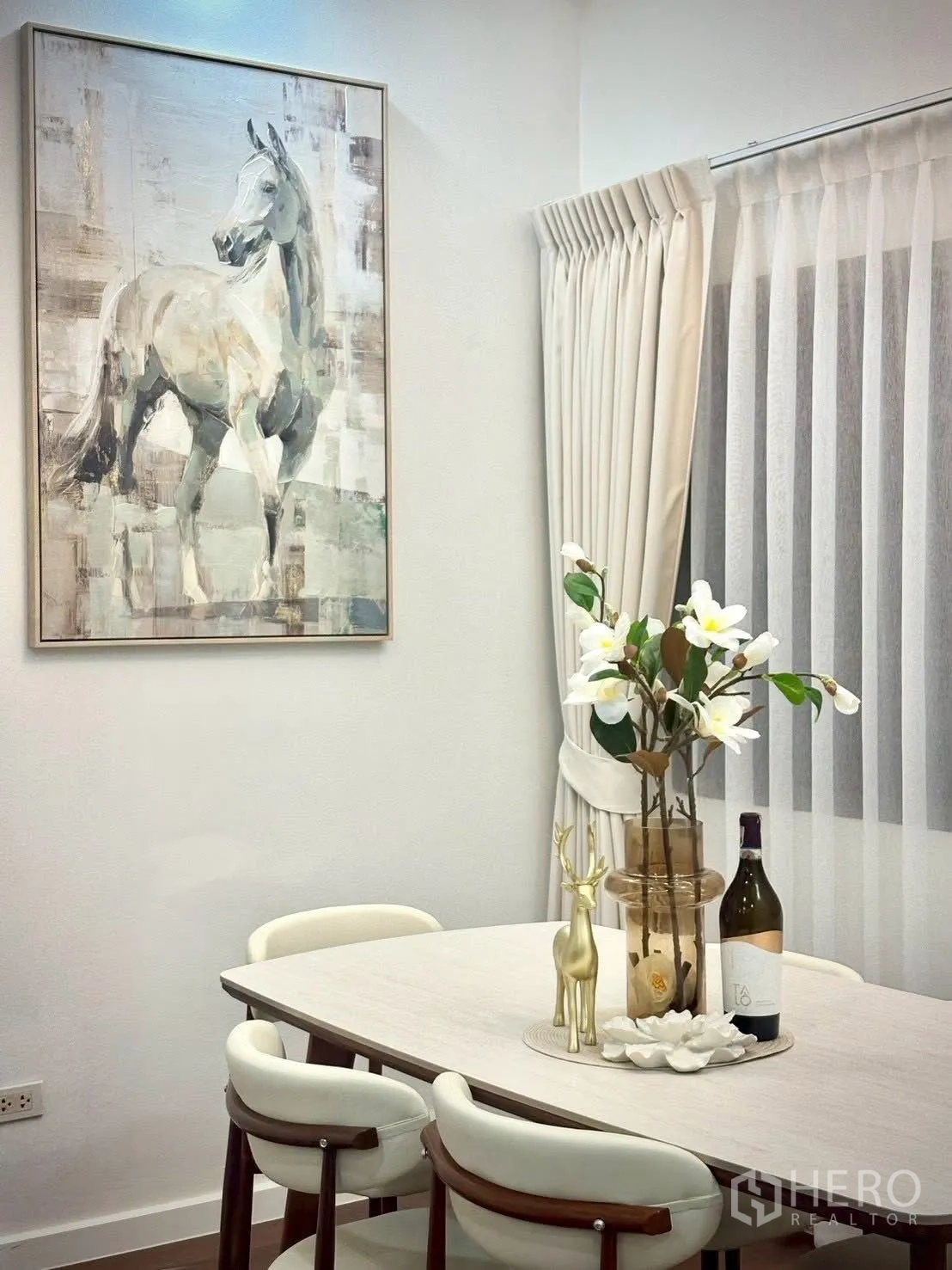 ทาวน์เฮาส์ for rent in Huai Khwang, Bangkok - มุมรับประทานอาหาร โต๊ะไม้ เก้าอี้สี่ตัว ภาพวาดม้ากับผ้าม่านโปร่ง