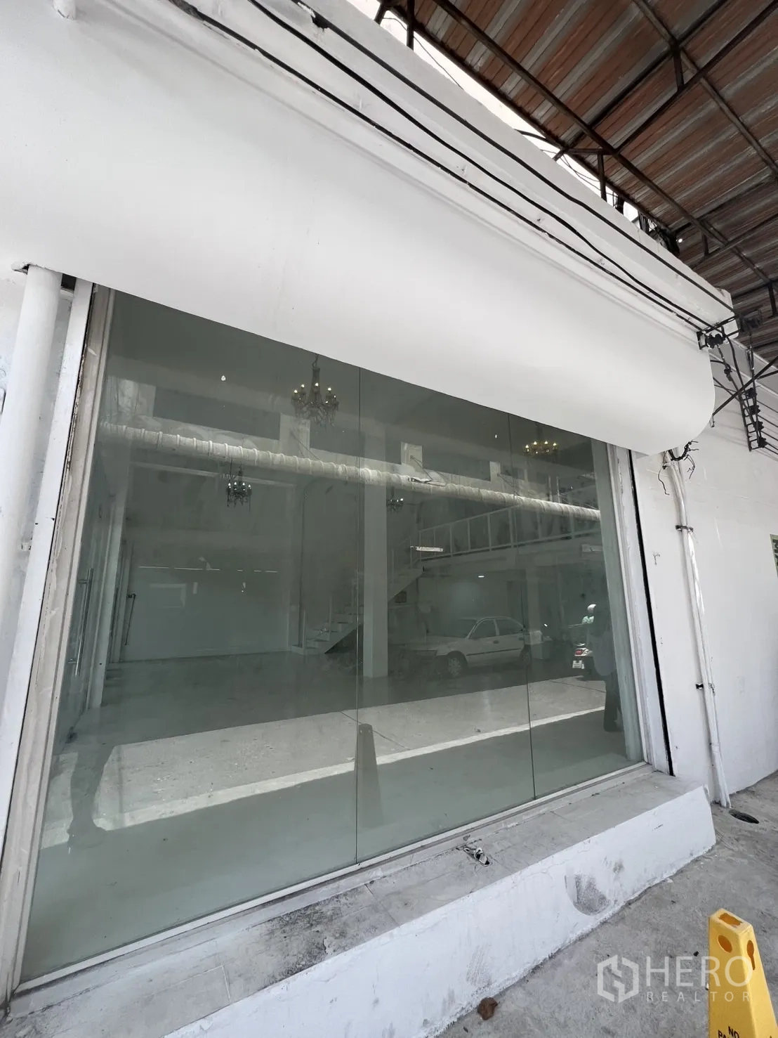 Retail Space for rent in Khlong Toei, Bangkok - Close-up of the large display window beneath a white awning at the shopfront.