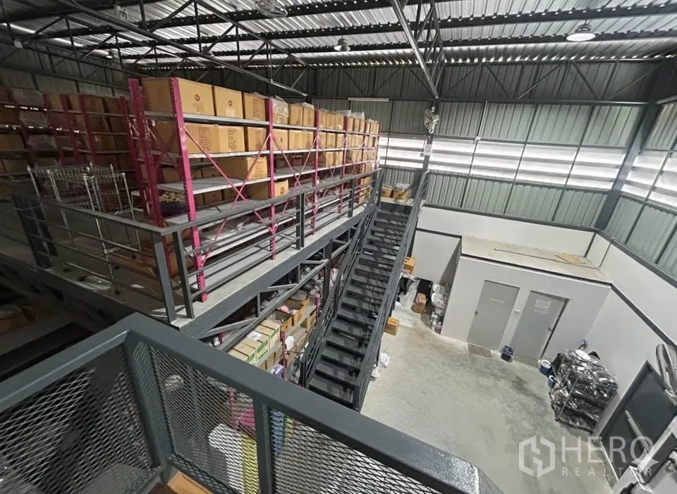 คลังสินค้า for sale in Mueang Nonthaburi, Nonthaburi - ชั้นลอยเก็บสินค้า มีชั้นวางกล่อง บันไดเหล็ก และหลังคาโครงถักพร้อมไฟ