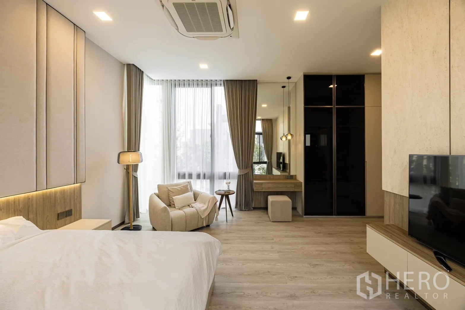 独栋房屋 for rent or sale in Saphan Sung, Bangkok - 主卧设休闲椅、梳妆台、落地窗与内置衣柜。