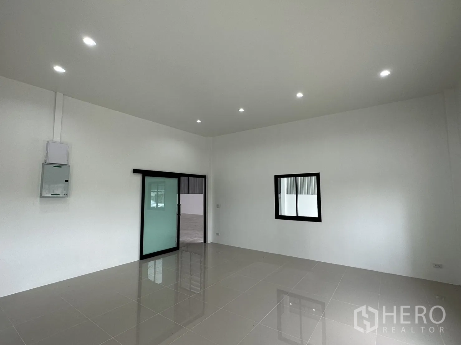คลังสินค้า ให้เช่าหรือขาย - ห้องออฟฟิศพร้อมประตูกระจกบานเลื่อน ผนังสีขาวสะอาด