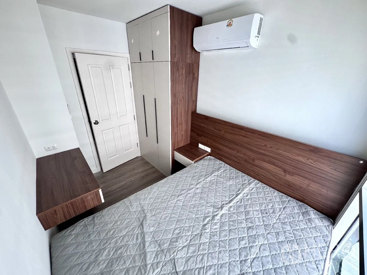 คอนโด for rent in Huai Khwang, Bangkok - ห้องนอนขนาดกะทัดรัดพร้อมเตียง ตู้เสื้อผ้าบิวท์อิน โต๊ะทำงาน และแอร์