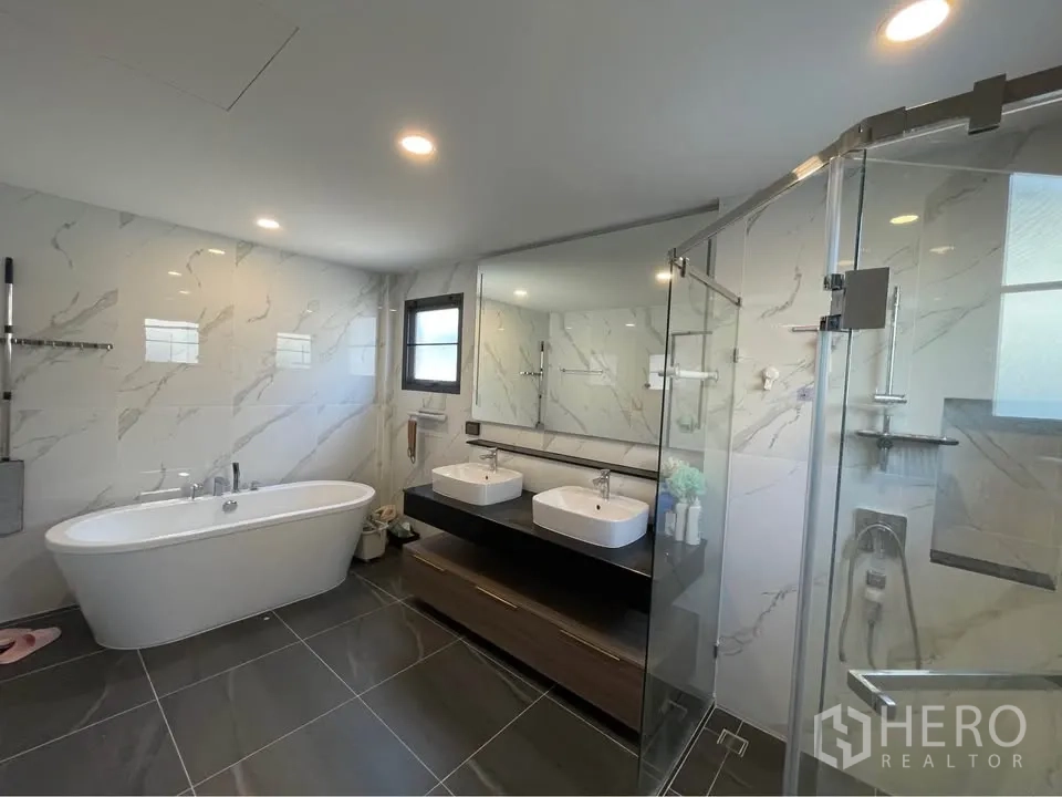 独栋房屋 for rent or sale in Bang Phli, Samut Prakan - 豪华浴室，设独立浴缸、双台盆与玻璃淋浴间。