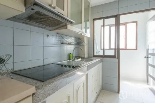 公寓 出租在Watthana, Bangkok - 独立瓷砖厨房，电炉、抽油烟机、水槽与玻璃柜，连通带窗家务区。