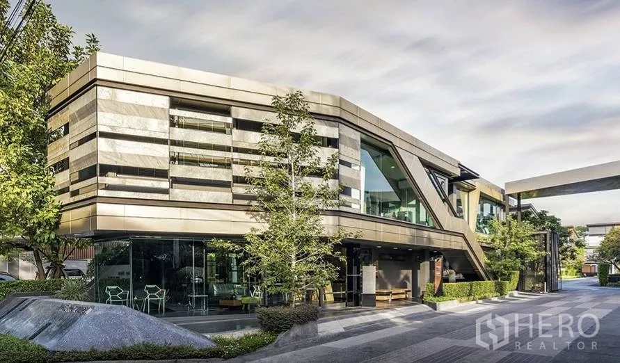 Detached House for rent or sale in Chatuchak, Bangkok - Contemporary clubhouse and secure entrance of the housing estate.
