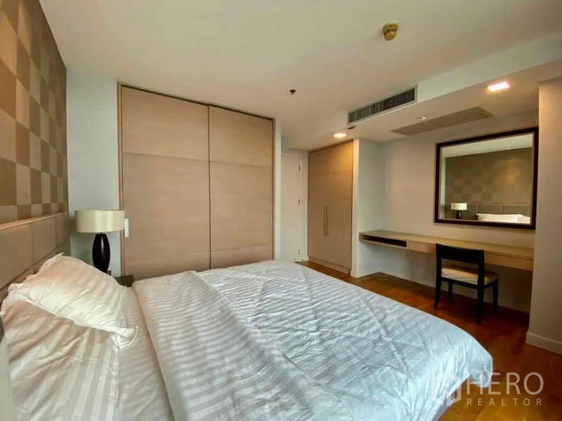 Condominium for rent or sale in Sathon, Bangkok - Second bedroom with built-in wardrobe and dressing table.