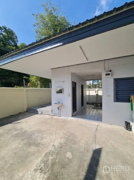 Warehouse for rent in Khlong Toei, Bangkok - Utility building with wash area and restrooms under a roof canopy.