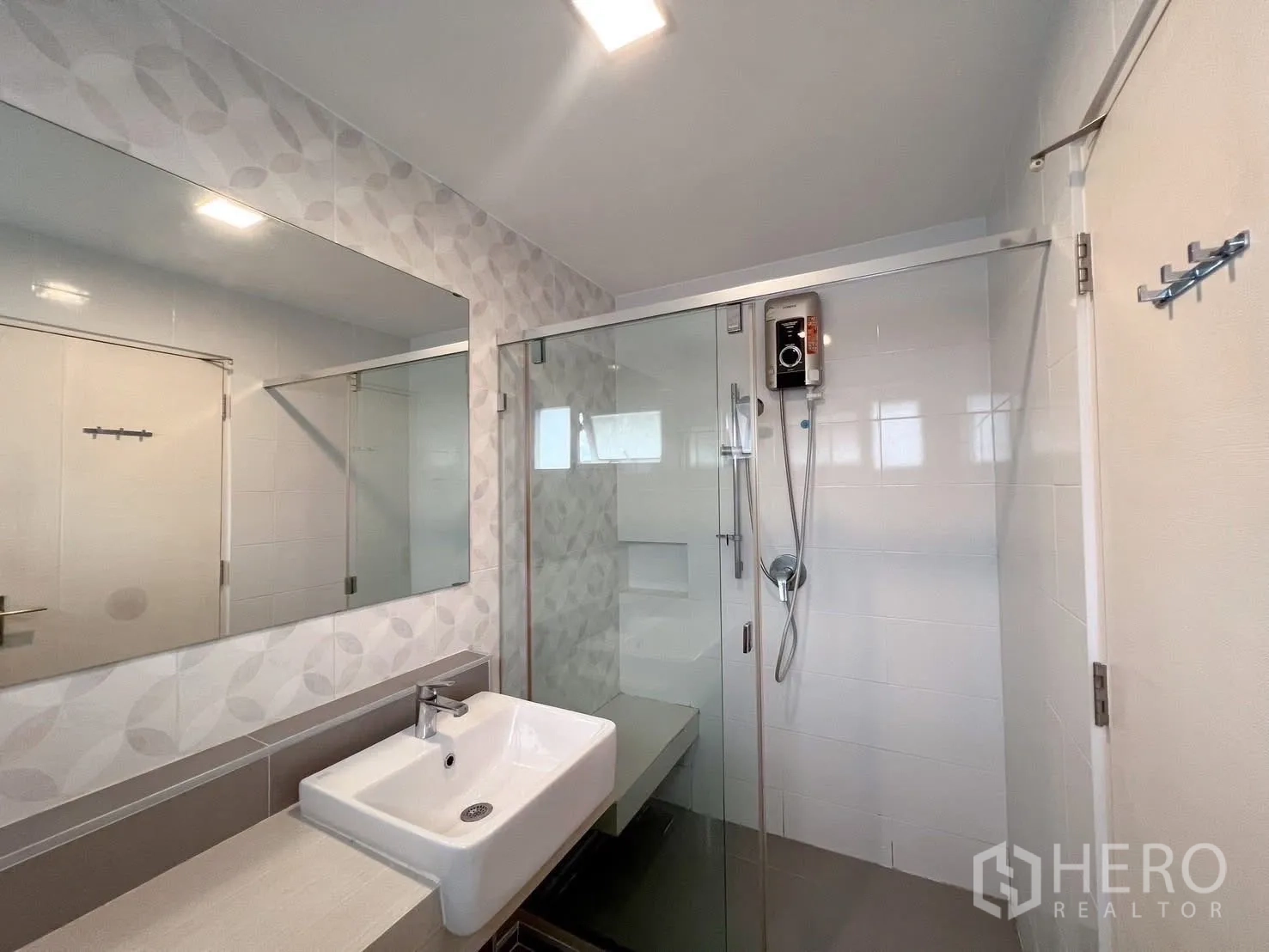 บ้าน ให้เช่าหรือขายในBang Phli, Samut Prakan - ห้องน้ำปูกระเบื้องสะอาด โถสุขภัณฑ์และฝักบัวขนาดใหญ่