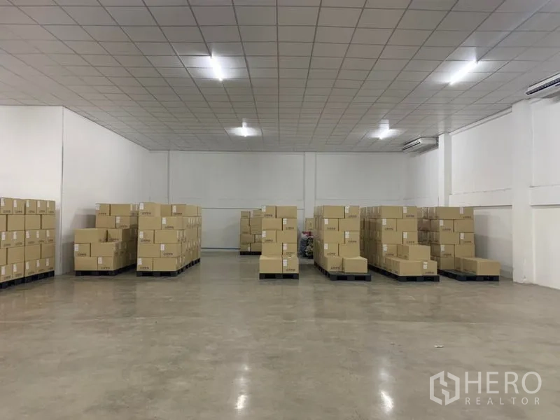 货栈 出租在Yan Nawa, Bangkok - 整洁高挑的仓储区，LED灯光，托盘纸箱摆放整齐