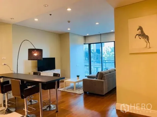 公寓 出租在Khlong Toei, Bangkok - 开放式起居与用餐区，落地窗与木地板带来通透明亮。