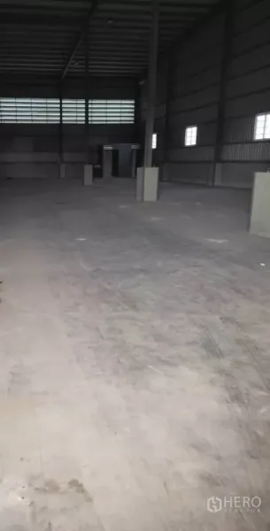 货栈 出租在Lat Krabang, Bangkok - 仓库内部空间宽敞，挑高天花与混凝土地面，采光窗良好