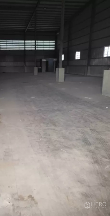 货栈 出租在Lat Krabang, Bangkok - 仓库内部空间宽敞，挑高天花与混凝土地面，采光窗良好