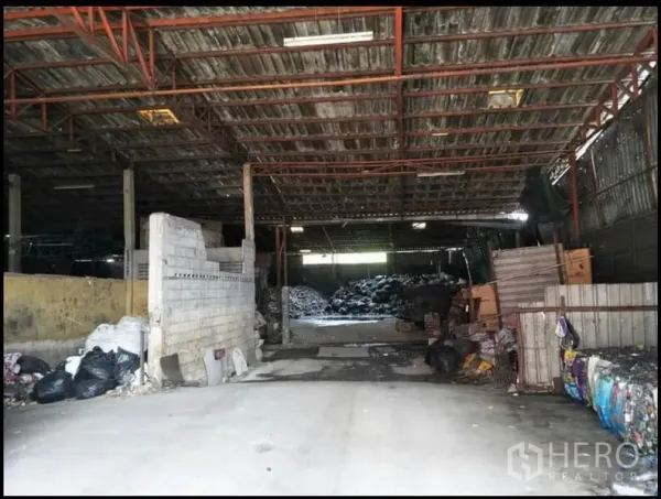 货栈 出售在Lat Krabang, Bangkok - 开放式库房，金属屋顶与混凝土地面，适合装卸与存储。