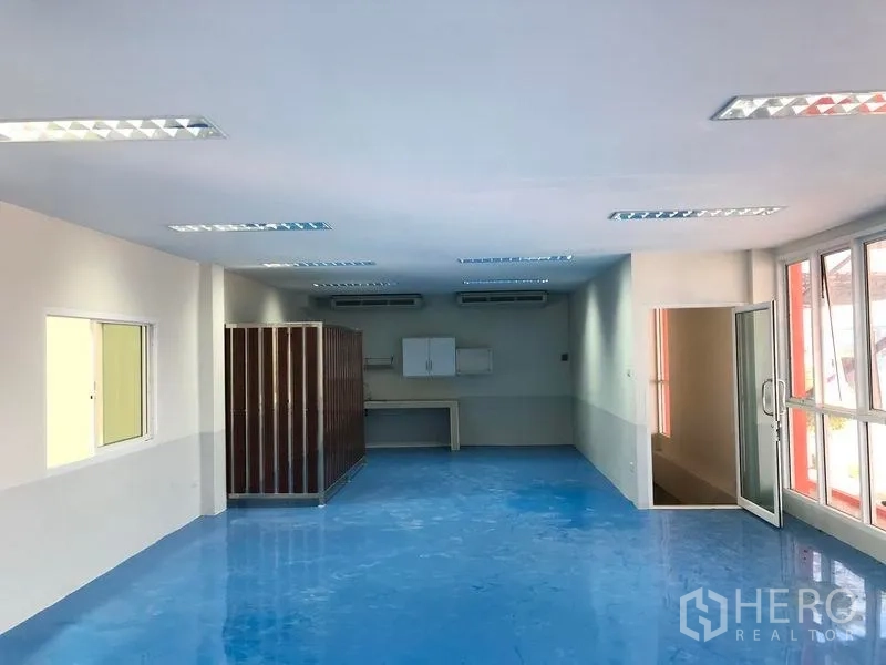 工厂 出租在Samut Prakan - 明亮办公室工作区，蓝色环氧地坪，空调与玻璃入户门。