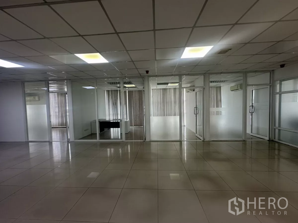 สำนักงาน ให้เช่าในHuai Khwang, Bangkok - แถวห้องทำงานส่วนตัวผนังกระจก มีแถบกระจกฝ้าและม่านแนวตั้ง