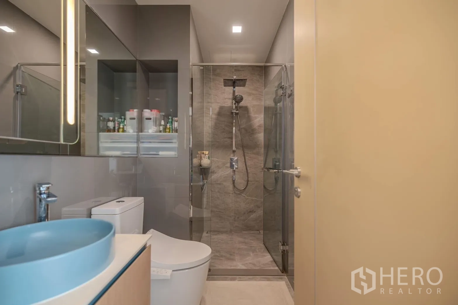 คอนโด for rent in Watthana, Bangkok - ห้องน้ำโมเดิร์น กั้นกระจกพร้อมฝักบัว และอ่างล้างหน้าทรงกลมสีฟ้า