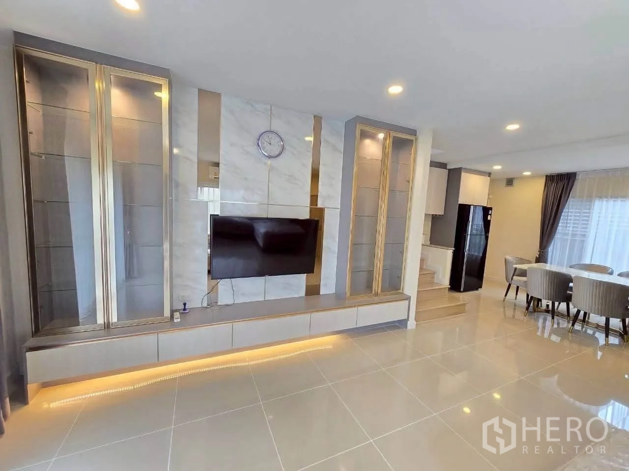 独栋房屋 for rent or sale in Lat Krabang, Bangkok - 开放式起居区，特色电视墙、筒灯，并可望餐区。