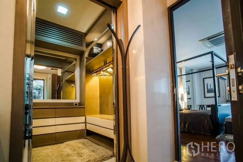 联排别墅 出租或出售在Watthana, Bangkok - 步入式衣帽间，内置抽屉与层架，暖色照明
