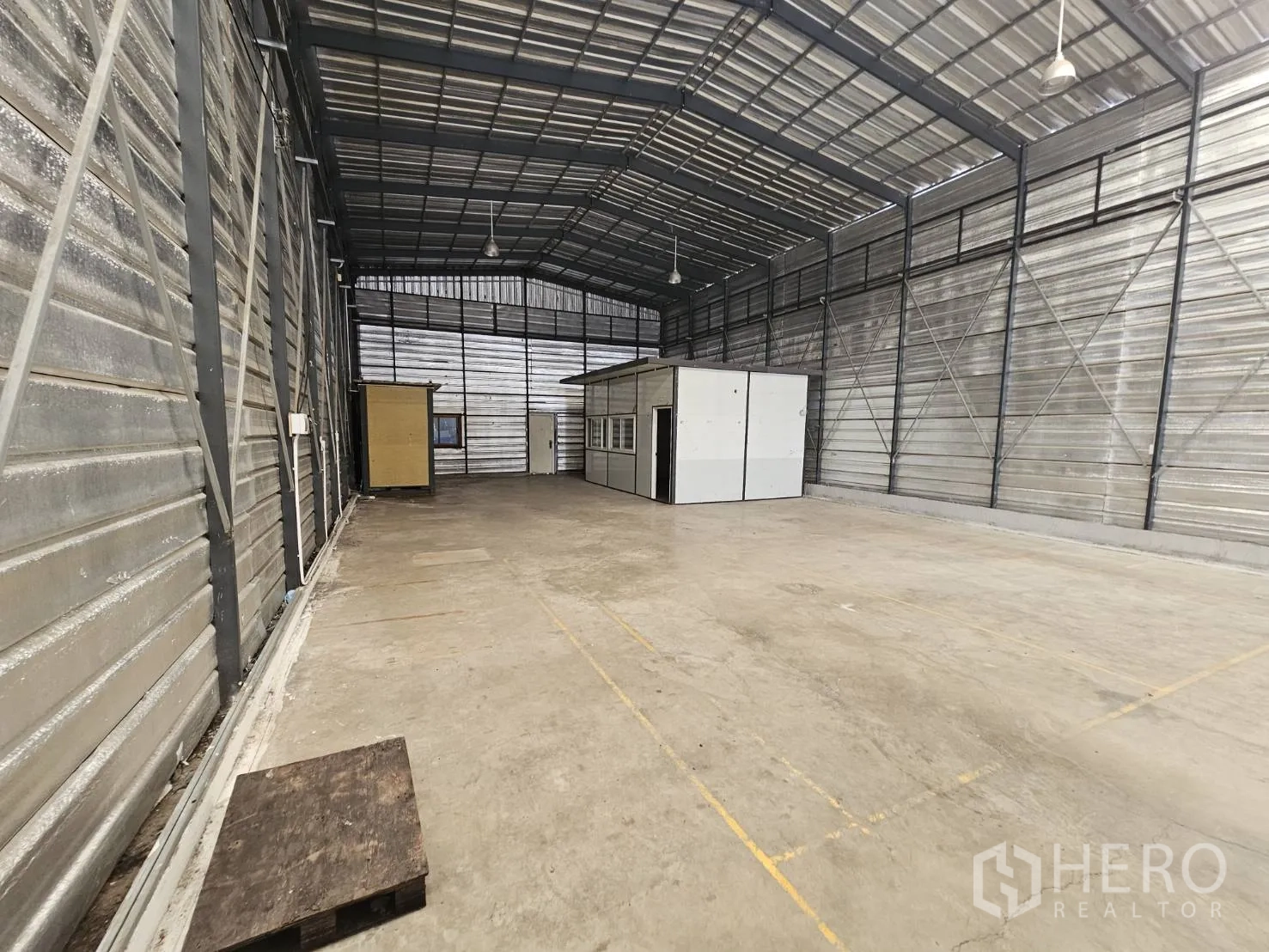 仓库 for rent in Bang Phli, Samut Prakan - 仓库后段，地面标线、侧窗与小型办公室箱体。