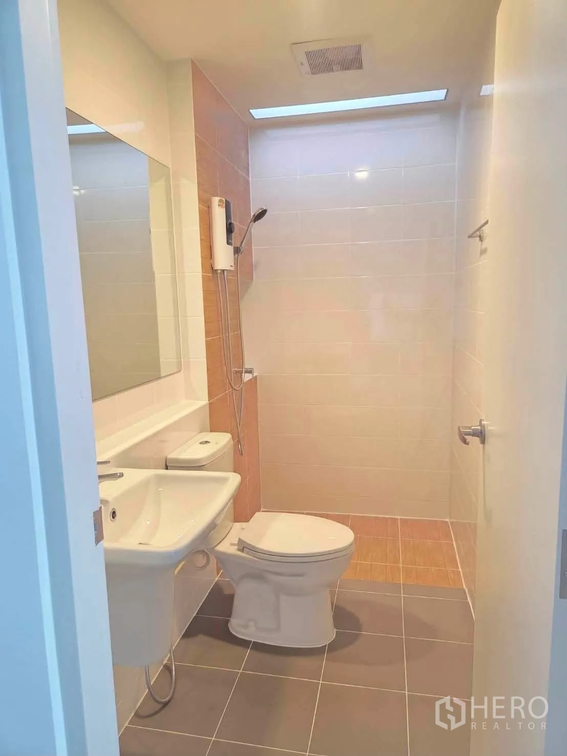 ทาวน์เฮาส์ for rent in Bang Phli, Samut Prakan - ห้องน้ำสะอาดมีโถสุขภัณฑ์ อ่างล้างหน้า โซนอาบน้ำและเครื่องทำน้ำอุ่น.