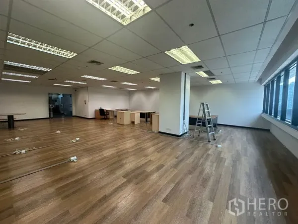 Office Space for rent in Bang Rak, Bangkok - Office with panoramic side windows, a central pillar and floor service ports for easy cabling.