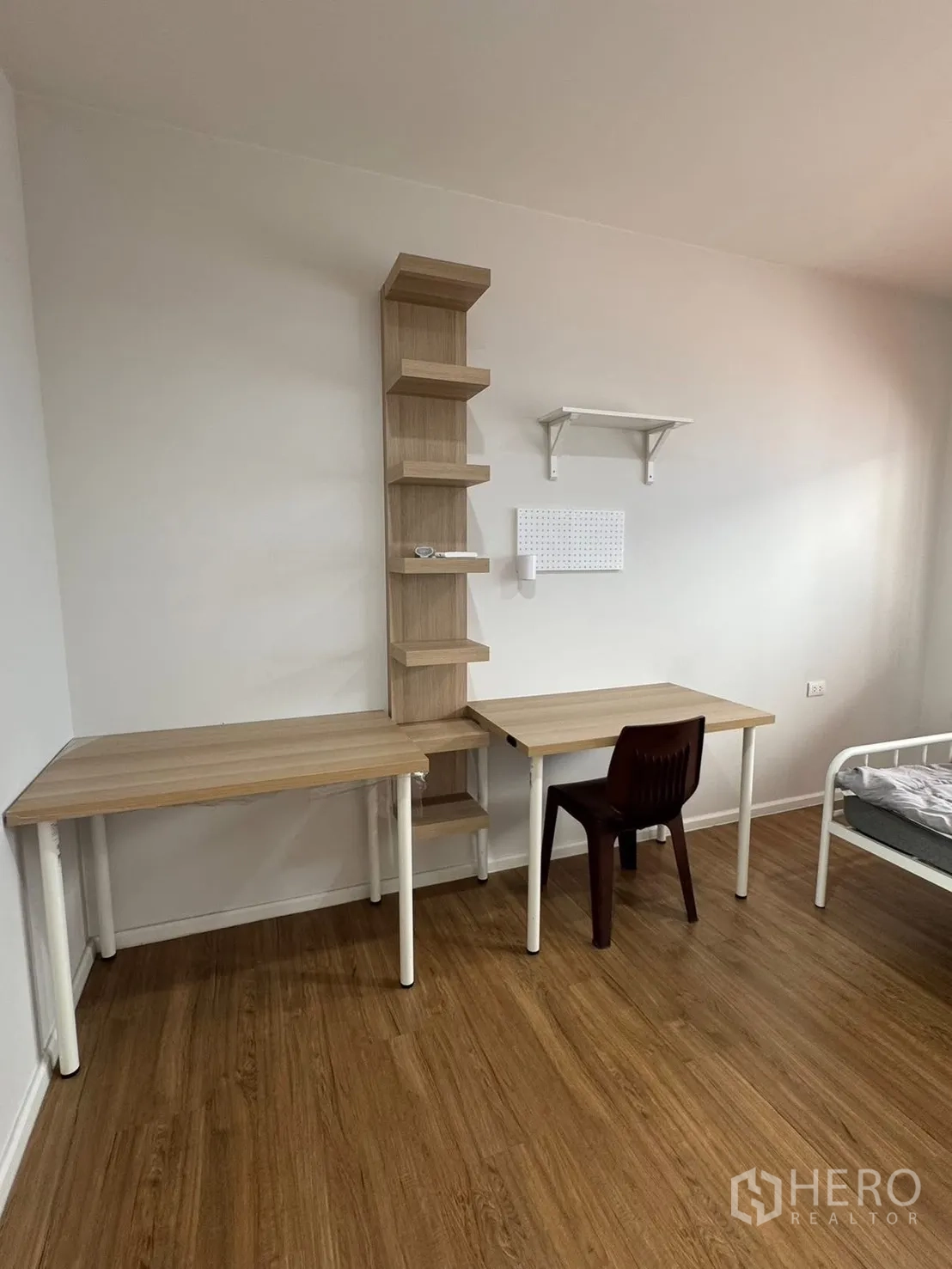 Townhouse for rent in Saphan Sung, Bangkok - Study corner with two wooden desks and wall shelving.