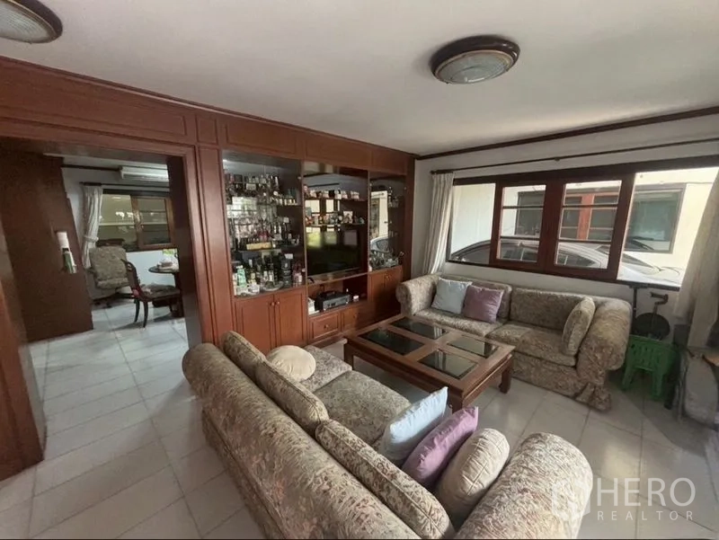 บ้านเดี่ยว for sale in Suan Luang, Bangkok - ห้องนั่งเล่นพร้อมชุดโซฟา โต๊ะกลาง และชั้นวางบิวท์อิน