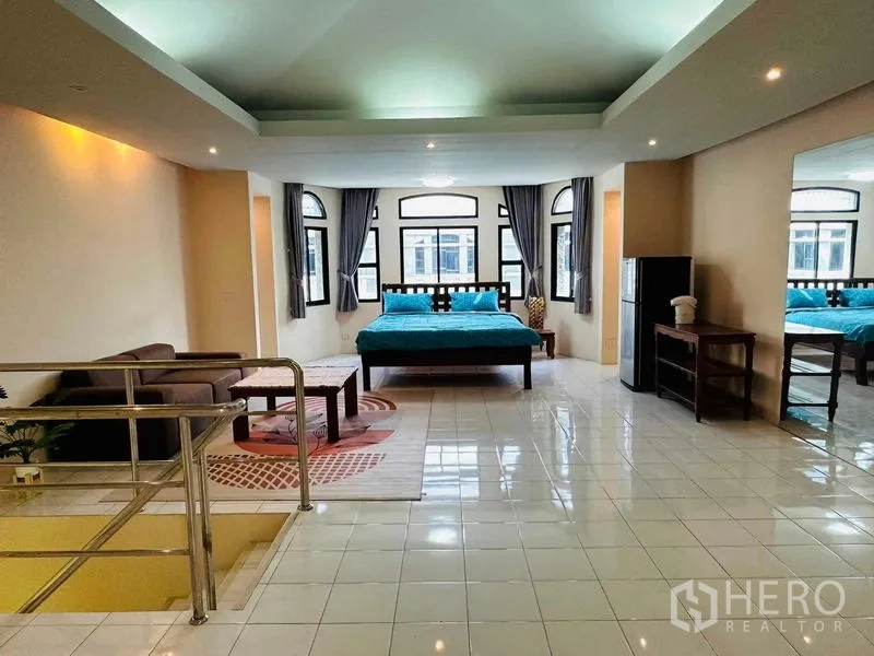 สำนักงานที่บ้าน ให้เช่า - ด้านหน้าอาคารทาวน์เฮาส์หลายชั้น มีระเบียงและคิ้วสีขาว เหมาะทำโฮมออฟฟิศ