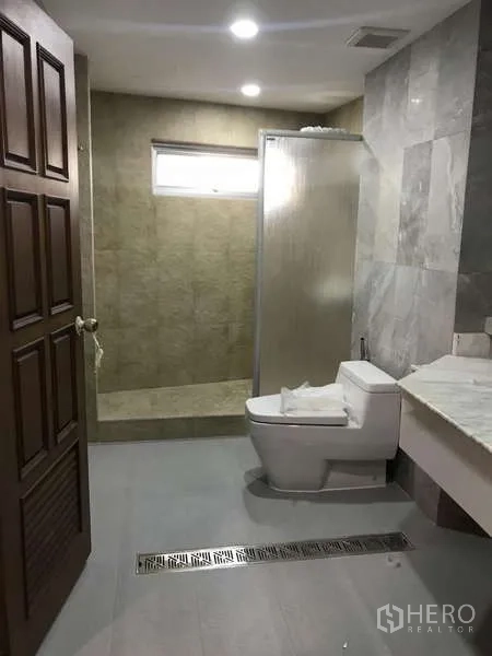 公寓 出售在Watthana, Bangkok - 浴室带磨砂玻璃淋浴间、坐便与大理石台面。