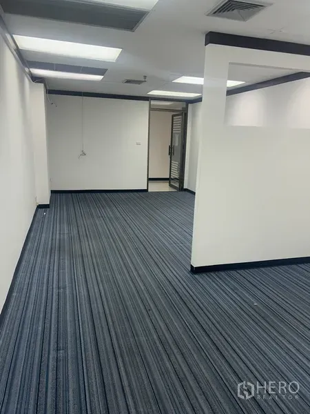 สำนักงาน ให้เช่าในPathum Wan, Bangkok - ห้องทำงานยาว ปูพรมไทล์ ผนังกั้นครึ่งผนัง และช่องลมแอร์ที่ฝ้าเพดาน