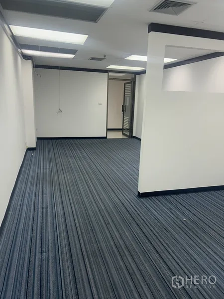 สำนักงาน ให้เช่าในPathum Wan, Bangkok - ห้องทำงานยาว ปูพรมไทล์ ผนังกั้นครึ่งผนัง และช่องลมแอร์ที่ฝ้าเพดาน