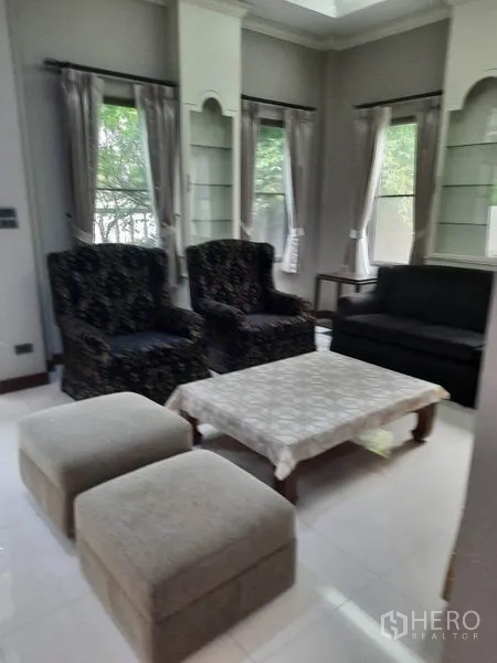 独立式住宅 出租在Khlong Toei, Bangkok - 第二起居区，摆放扶手椅、茶几与转角窗。