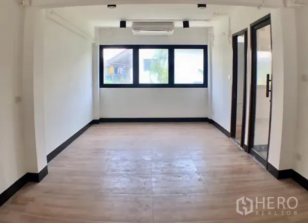 สำนักงาน ให้เช่าในRatchathewi, Bangkok - ห้องทำงานสว่าง หน้าต่างกรอบดำสามบาน เครื่องปรับอากาศ และประตูกระจก
