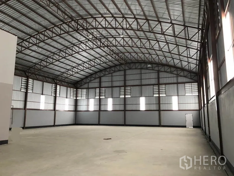 工厂 出租或出售在Bang Len, Nakhon Pathom - 高挑仓库内景，拱形钢桁架屋顶与通风墙板