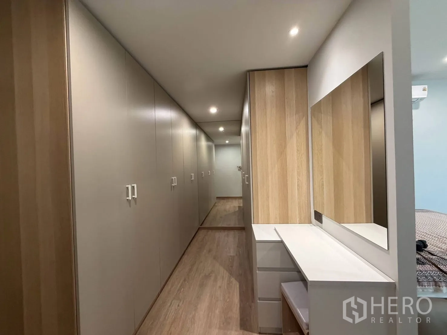 บ้านเดี่ยว for rent in Suan Luang, Bangkok - วอล์กอินโคลเซ็ตยาวพร้อมตู้บานเปิดและโต๊ะเครื่องแป้ง