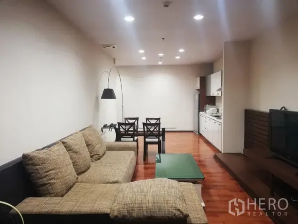 คอนโด ให้เช่าในWatthana, Bangkok - ห้องนั่งเล่นแบบโอเพ่นแพลน โซฟามุม ชั้นวางทีวี ชุดทานอาหาร และไฟดาวน์ไลท์