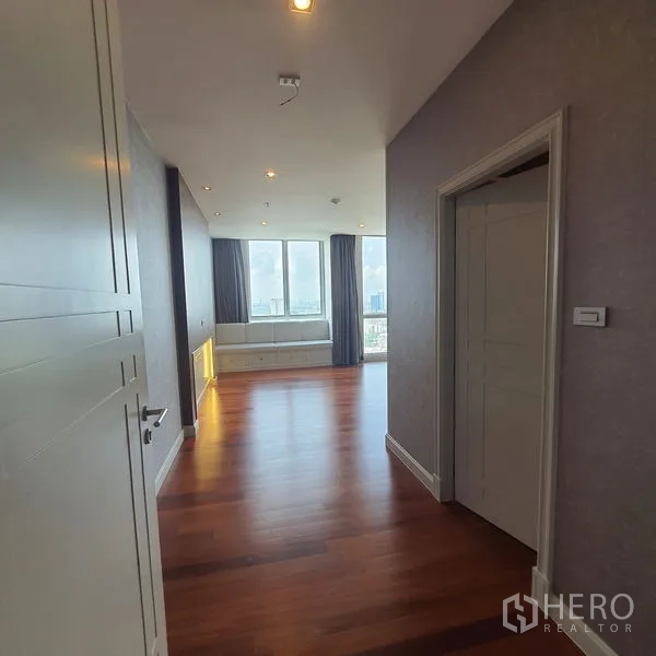 公寓 出租在Bang Kapi, Bangkok - 通往明亮卧室的入口，带柜体和大窗。