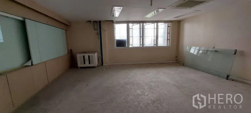 零售空间 出租 - 采光良好的工作区，带窗户、壁挂空调和玻璃白板。