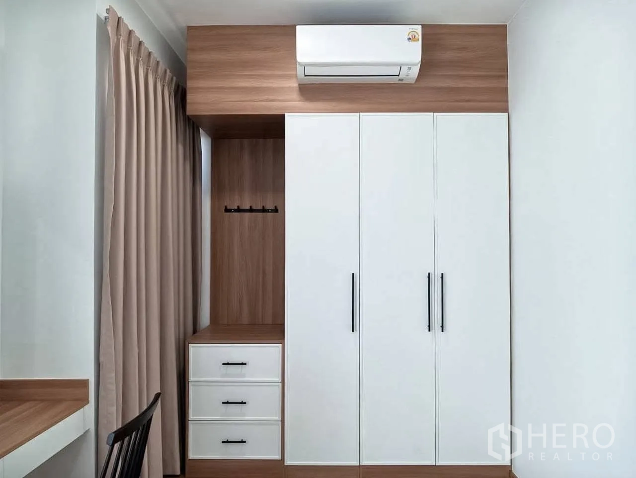 ทาวน์เฮาส์ for rent in Bang Phli, Samut Prakan - ตู้เสื้อผ้าพร้อมลิ้นชักและที่แขวน พร้อมเครื่องปรับอากาศด้านบน