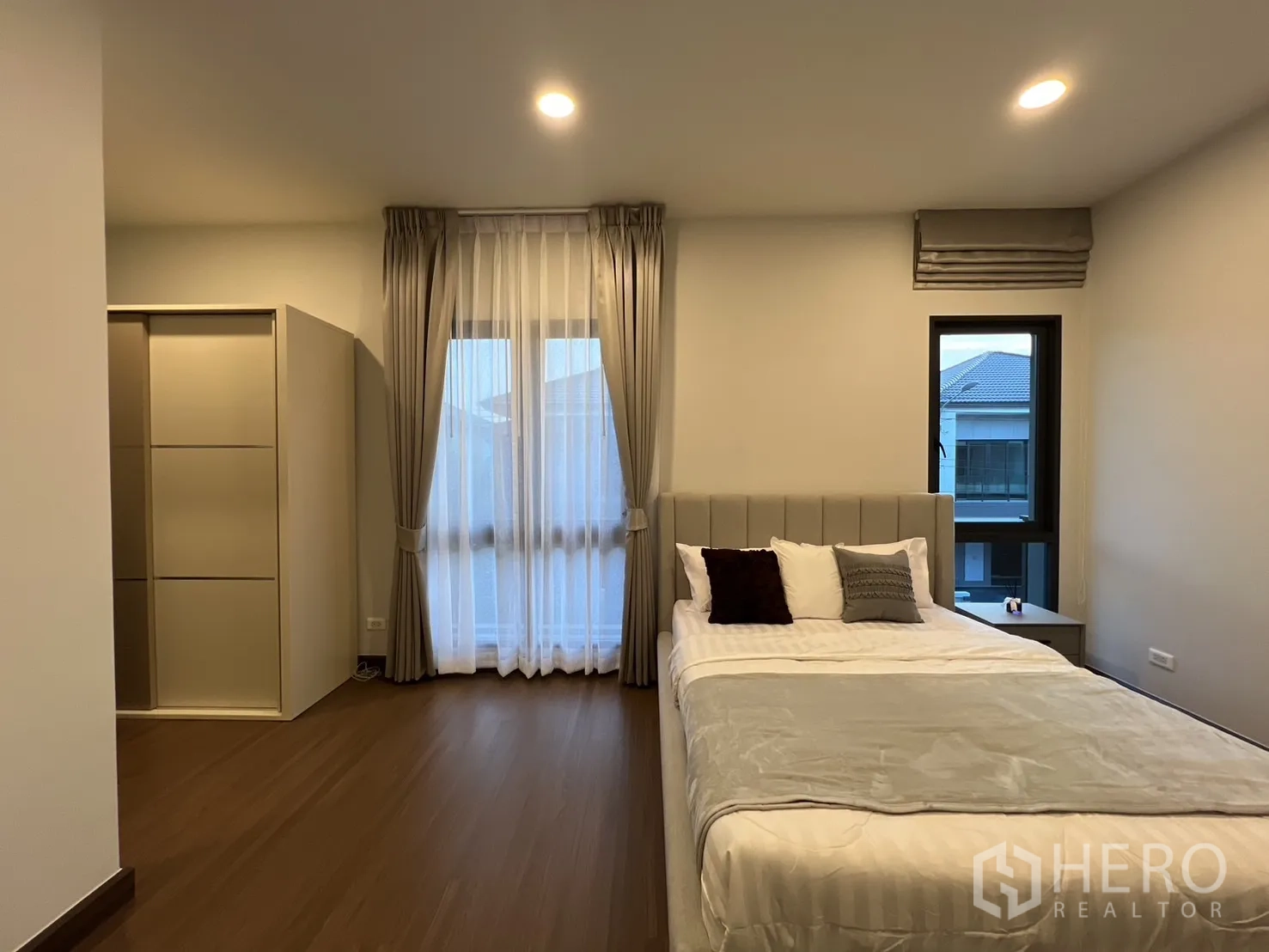 Detached House for rent in Bang Phli, Samut Prakan - Third bedroom showing wardrobe corner and windows.