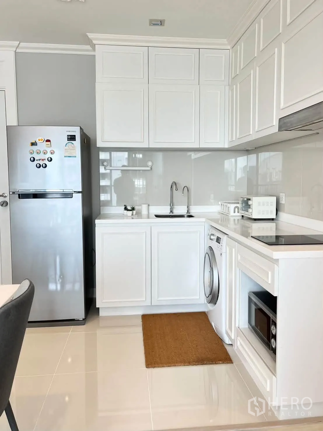 Condominium for rent in Pathum Wan, Bangkok - Another view of the white kitchen cabinetry and appliances.
