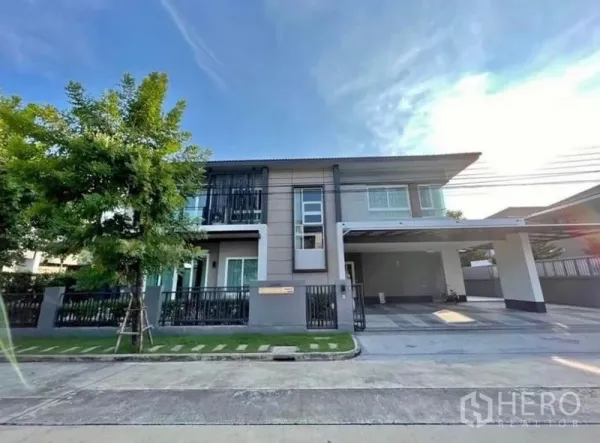独立式住宅 出租或出售在Bang Phli, Samut Prakan - 两层现代独栋住宅，带围栏与宽敞有顶车库，临安静街道。