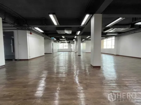 办公空间 出租在Ratchathewi, Bangkok - 超大开放式空间，多根立柱与条形灯。