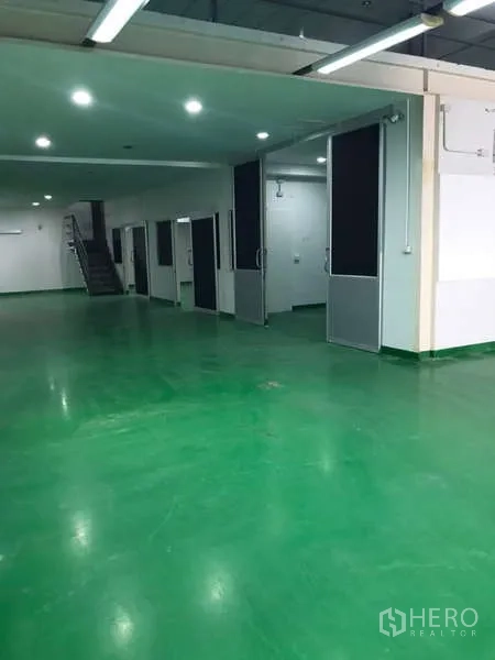工厂 出租在Bang Phli, Samut Prakan - 宽阔生产空间，多个推拉门与通往二层的楼梯