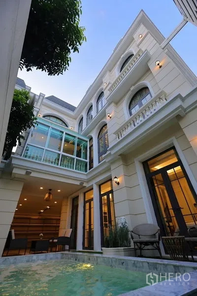 独立式住宅 出租或出售在Watthana, Bangkok - 后院立面，法式门通向庭院与小泳池。
