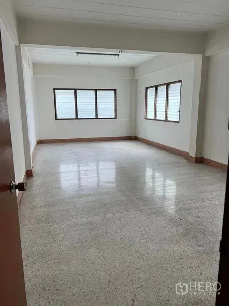 工厂 出租在Bang Na, Bangkok - 采光良好的办公室或工作间，多扇窗与光亮地面。